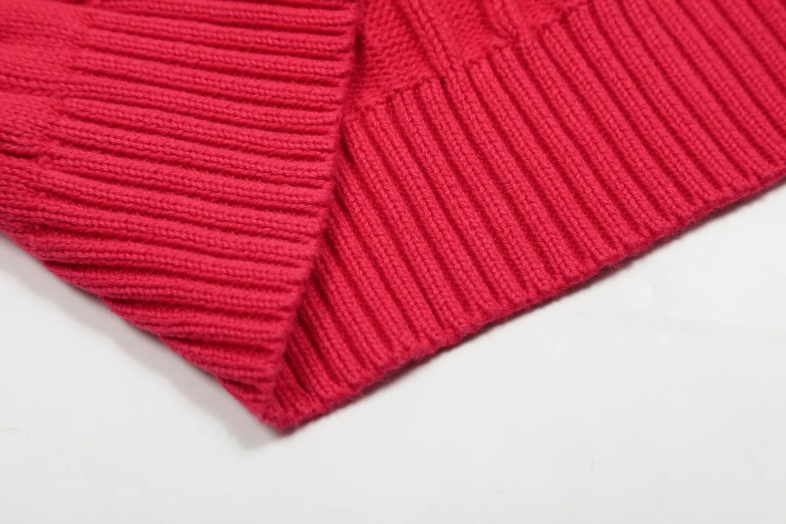 🅿️210 "Top quality" Style number: DS019# [Ralph Lauren V-neck solid color pony embroidered logo hemp flower knitted sweater] ✅Ralph Lauren Ralph Lauren goddess slim basic classic V-neck hemp flower pullover sweater ✅Main supplier platform live broadcast Wholesale entity Replacement when out of stock Not removed from shelves ✅ZP quality 1:1 version Scan the code to enter the GF website Counter quality ✅Detailed quality The only one in Guangzhou Imported quality cotton yarn, focusing on high-end, cost-effective, good quality, needless to say, ✅ simple and easy to match, a must-have item for ootd, good-looking clothes are never picky, a must-have in the goddess' wardrobe, recommended. Size: S-L Color: Black, off-white, gray, navy blue, khaki, pink, light blue, rose red, brown, Chinese red